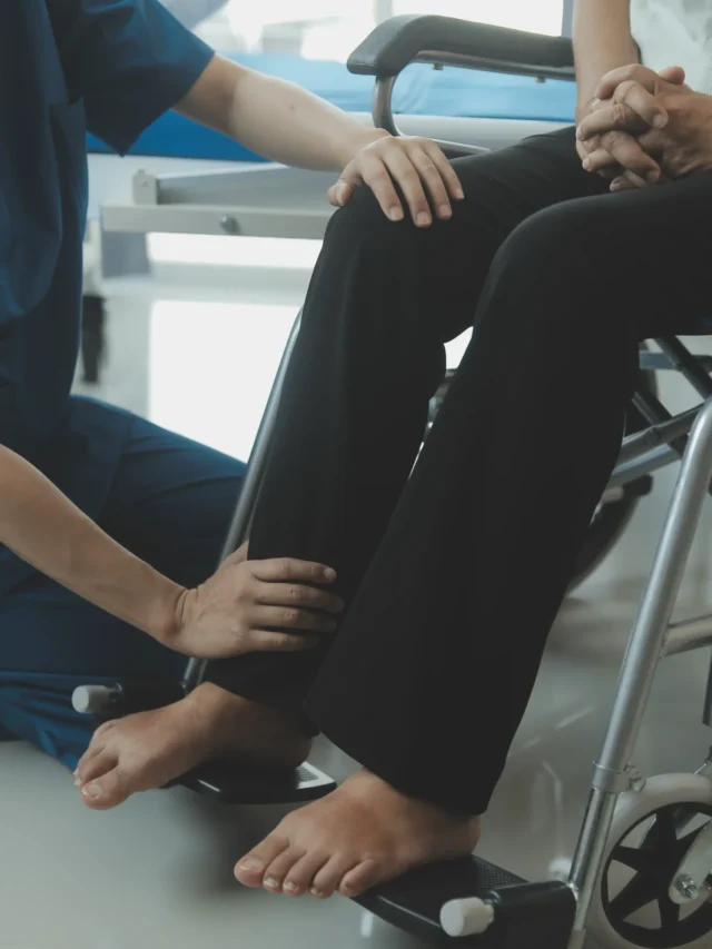 young-asian-physical-therapist-working-with-senior-woman-walking-with-walker